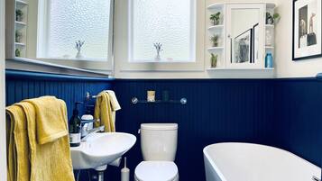 Shower, hair dryer, bidet, towels