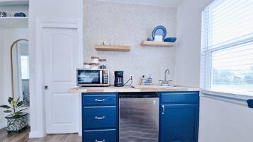 Geladeira, micro-ondas, cooktop, cafeteira/chaleira