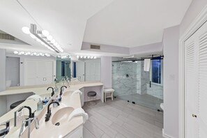 Dusche, Handtücher, Seife, Shampoo