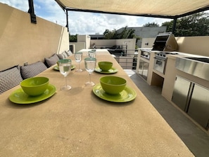 Outdoor dining - Kuhul Modern & Rustic Playacar (Playa del Carmen)
