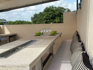 Outdoor dining - Kuhul Modern & Rustic Playacar (Playa del Carmen)