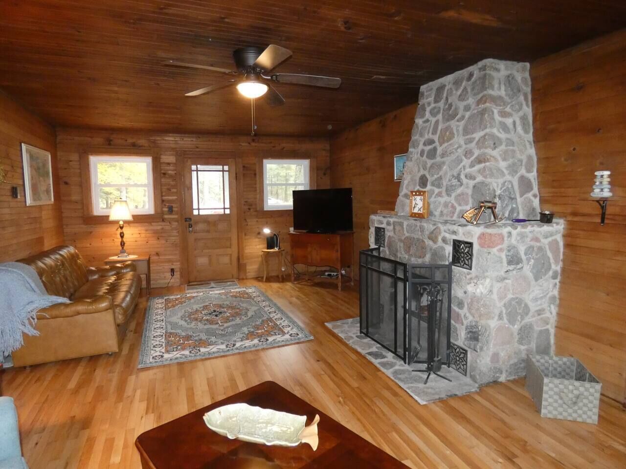 TV connectée, cheminée, livres