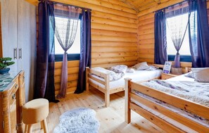 3 chambres, fer et planche à repasser, lit de bébé portatif