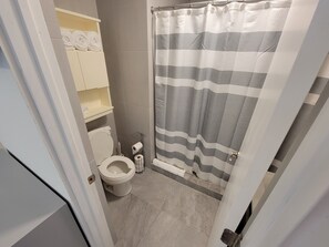 Doccia, asciugacapelli, asciugamani, sapone