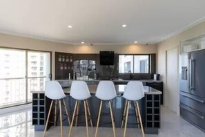 Jääkaappi, mikroaaltouuni, uuni, liesi