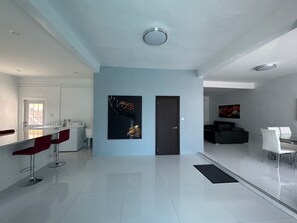 55-inch LED TV with cable channels, Netflix, streaming services - 3Bd Luxury Villa Located in Prime Loc (Gros Islet)