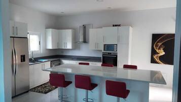 Apartemen Mewah | Dapur pribadi | Lemari es, microwave, oven, dan kompor