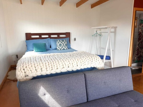 1 bedroom, hypo-allergenic bedding, desk, laptop workspace