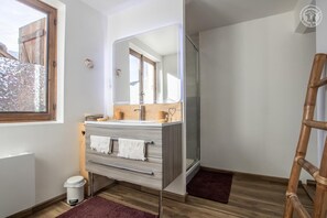 Dusche, Haartrockner, Handtücher