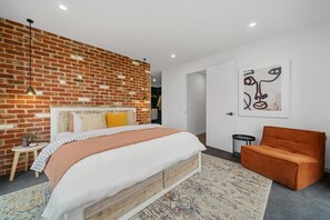 4 عدّة غرف نوم ومكتب ومساحة عمل للكمبيوتر المحمول ومكواة/لوح كي