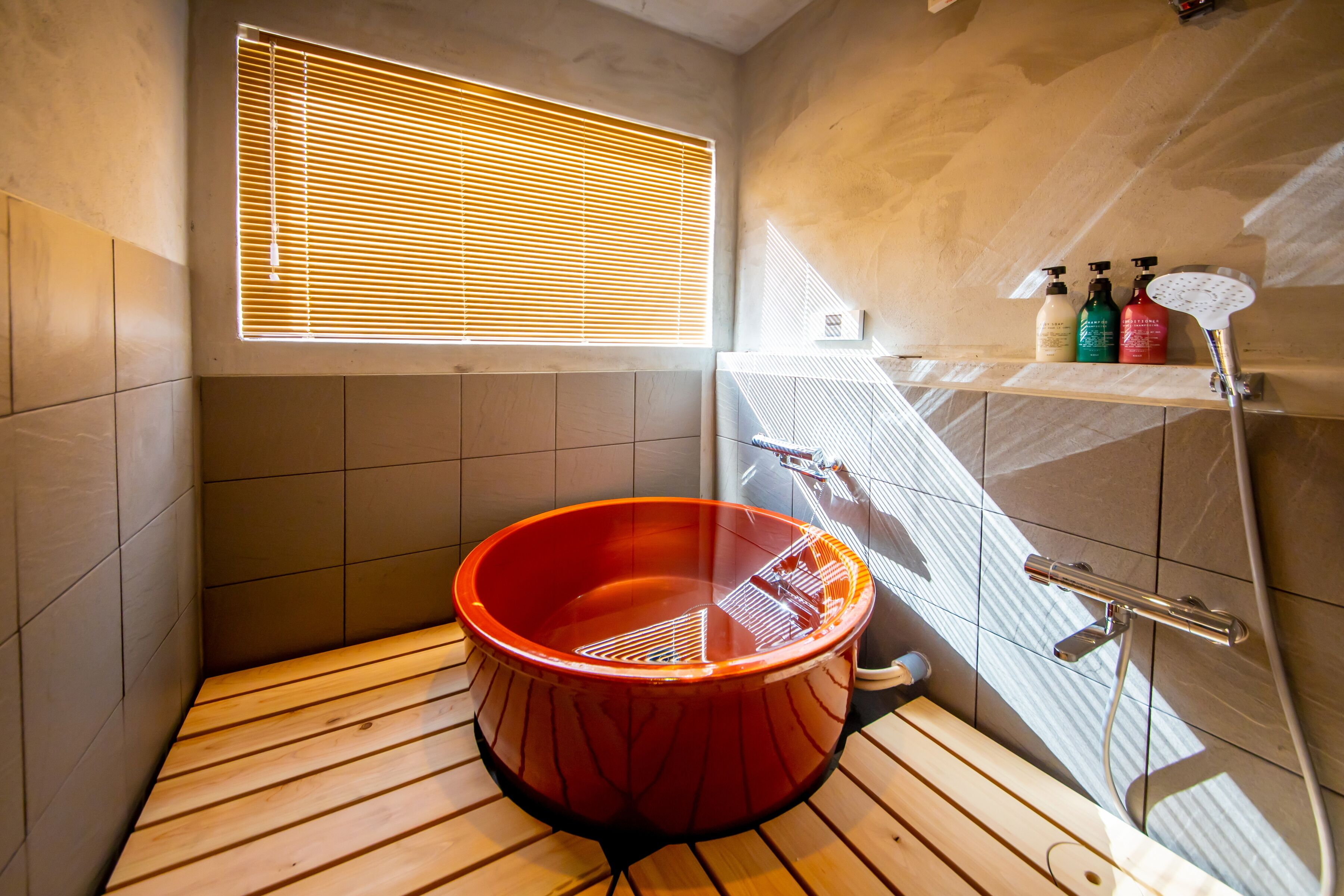Een aparte badkuip en douche, een diep bad, een haardroger, een bidet