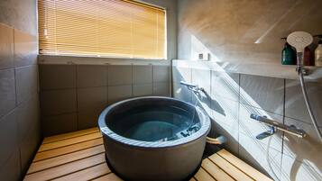Maison Deluxe, non-fumeurs (SUNSET) | Salle de bain | Baignoire et douche séparées, baignoire relaxante profonde