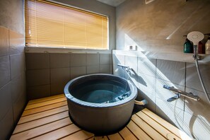 Deluxe-hus - ikke-ryger (SUNSET) | Badeværelse | Separat badekar og bruser, dybe badekar, hårtørrer, bidet