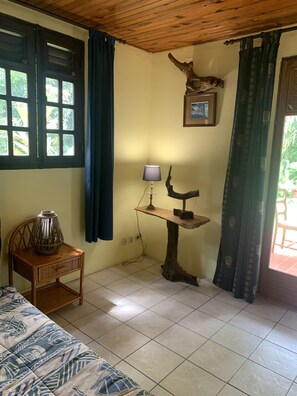 1 bedroom, iron/ironing board - LA Maison Bleue Appt Colibri AU Milieu D'un Jardin Tropical (Le Vauclin - 972)