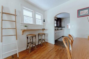 Dining - Trailside Cottage! Lovely, warm King bed home in Stunning Palmer Lake! (Palmer Lake)