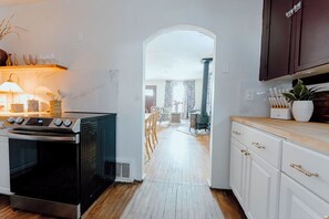 ثلاجة، ميكروويف، فرن، موقد طهي مسطح