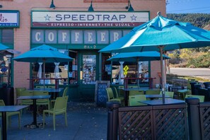 تناول الطعام بالخارج