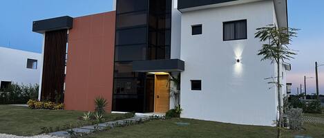 المنشأة من الخارج