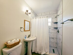 シャワー、ヘアドライヤー、タオル、石鹸