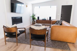 Living area - Modern family-friendly home 5min drive from Joshua Tree  (Twentynine Palms)