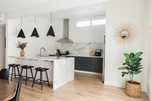 Private kitchen - Modern family-friendly home 5min drive from Joshua Tree  (Twentynine Palms)