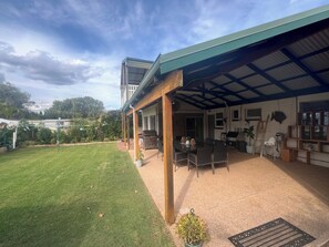 Outdoor dining - 4x2 Family Home,100m from the stunning Geographe Bay in Australia's SW  (Broadwater)