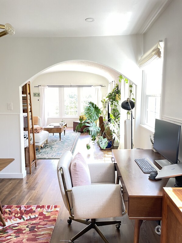 Interior - Sun-Filled & Airy Home w/Great Outdoor Vibes. Excellent Walkable Location! (Los Angeles)