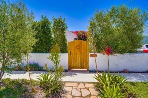 Property grounds - Sun-Filled & Airy Home w/Great Outdoor Vibes. Excellent Walkable Location! (Los Angeles)