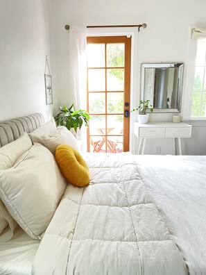 2 bedrooms, desk, iron/ironing board, travel crib - Sun-Filled & Airy Home w/Great Outdoor Vibes. Excellent Walkable Location! (Los Angeles)