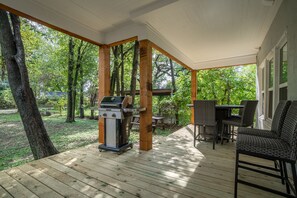 Outdoor dining - Charming Townhouse in Downtown Waco! (Waco)