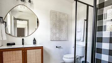 Een douche, een haardroger, handdoeken, zeep