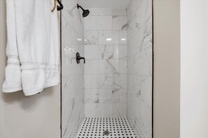 Chuveiro, secador de cabelo, toalhas de banho, sabonete