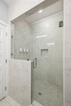 Douche, sèche-cheveux, serviettes fournies, savon