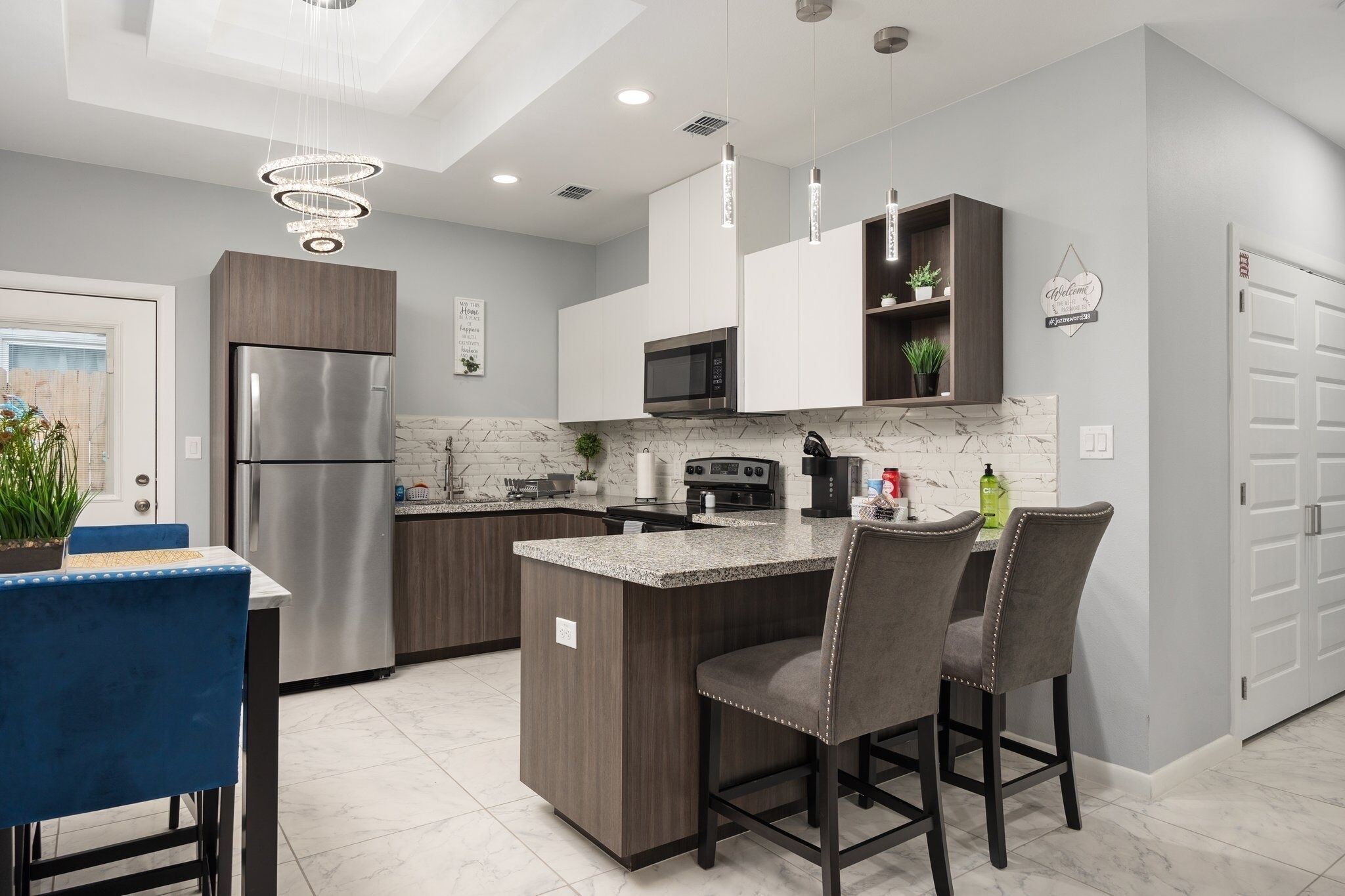 Een koelkast, een magnetron, een oven, een kookplaat