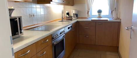 Wasserkocher mit Kaffee-/Teezubehör, Kühlschrank, Mikrowelle, Ofen
