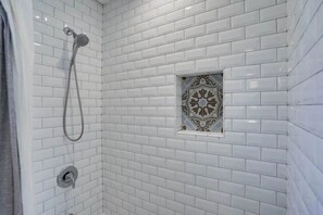 Haartrockner, Handtücher, Seife, Shampoo