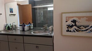 吹风机、毛巾、肥皂、洗发水