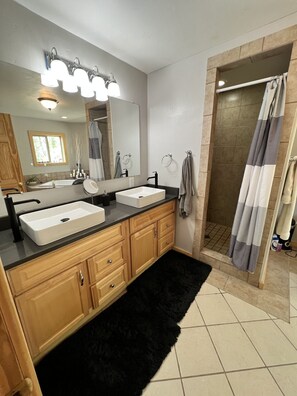 Douche, baignoire à remous, séchoir à cheveux, serviettes fournies