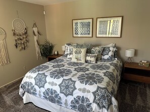 3 habitaciones, tabla de planchar con plancha, wifi y ropa de cama