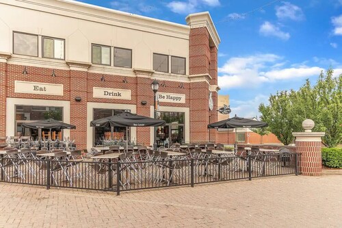 Luxury Modern Cozy 2BR Loft Top Floor with exclusive Indoor Gym, & Outside Patio