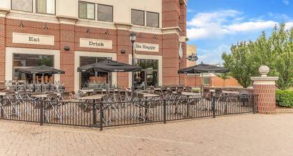 Luxury Modern Cozy 2BR Loft Top Floor with exclusive Indoor Gym, & Outside Patio