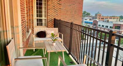 Luxury Modern Cozy 2BR Loft Top Floor with exclusive Indoor Gym, & Outside Patio