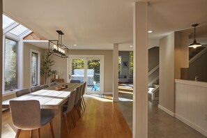 Dining - Luxury with Hot Tub, Billiards & Arcades! A/C (Winhall)