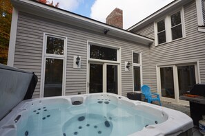Outdoor spa tub - Luxury with Hot Tub, Billiards & Arcades! A/C (Winhall)