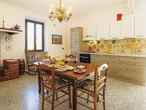 Dining - Nice apartment in villa for 4 guests with WIFI, pool, patio, pets allowed and panoramic view (Sovicille)