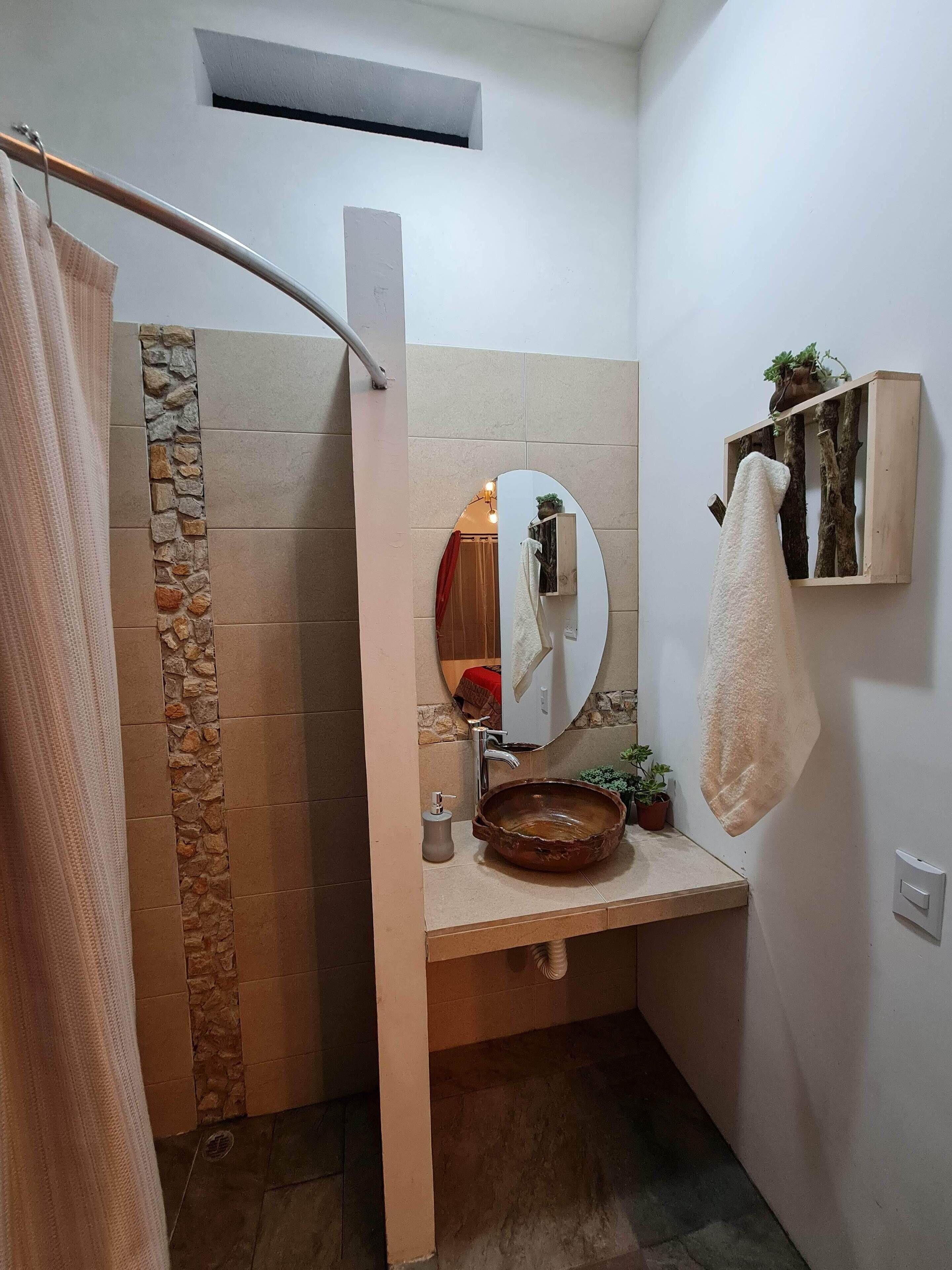 Standardværelse til 3 personer | Badeværelse | Bruser, brusehoved med spredningseffekt, gratis toiletartikler