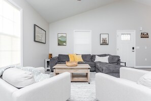 Smart TV, table football, ping pong - Epic ~ Game Room, Hot Tub, Firepit, BBQ ~ 7 min to Shenandoah National Park (Elkton)