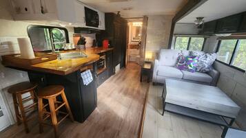 TV connectée, cheminée, écrans d'ordinateur