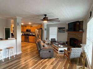 Smart TV, chimenea, videojuegos y futbolito