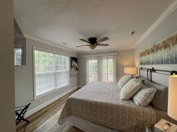 4 habitaciones, escritorio y tabla de planchar con plancha